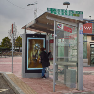 La Comunidad de Madrid renueva 349 marquesinas y más de 800 postes de paradas de autobuses